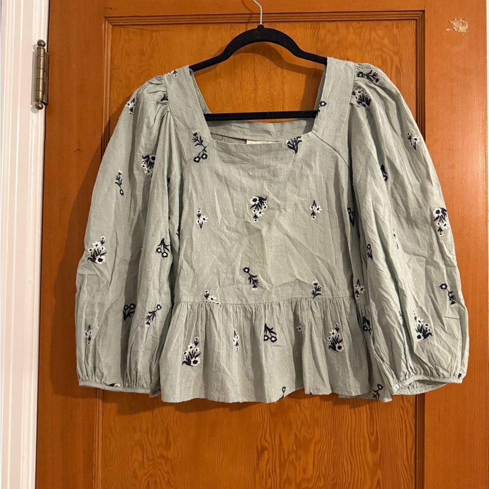 NWT Universal Thread Embroidered Peplum Top Size Medium